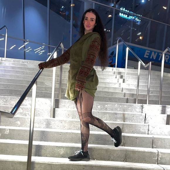 Meet your Posher, Dez - Picture 6 of 8